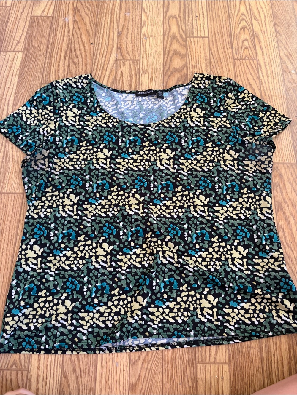 Notations Short Sleeve Scoopneck Top in Teal, Black & Cream